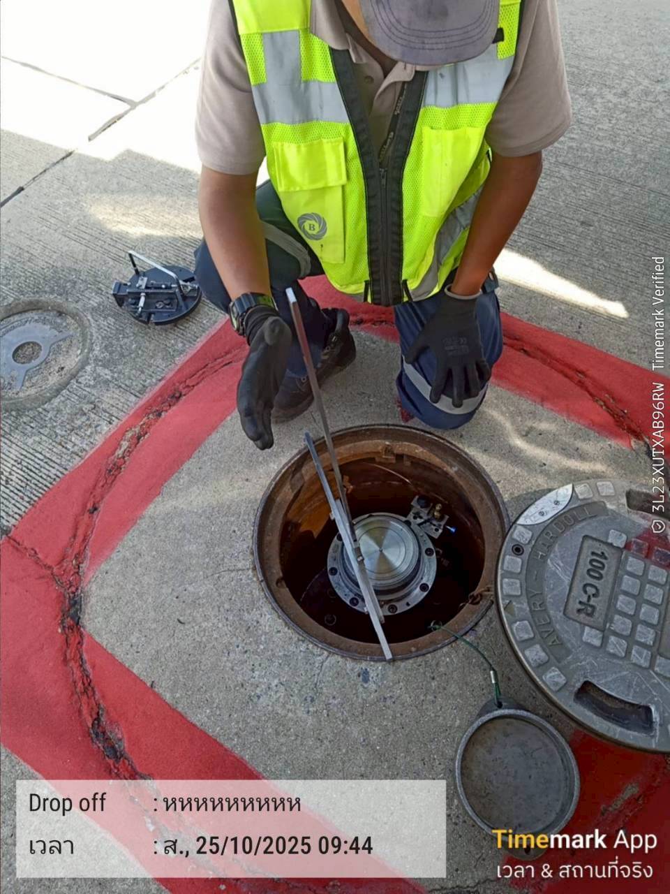 LINE_ALBUM_Hydrant pit cleaning_251031_3